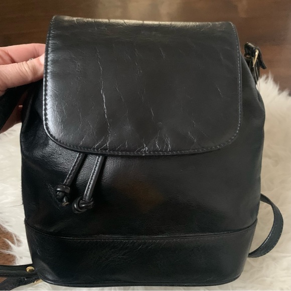 Genuine black leather crossbody-shoulder bag with front flap / backpack styling - Picture 2 of 14